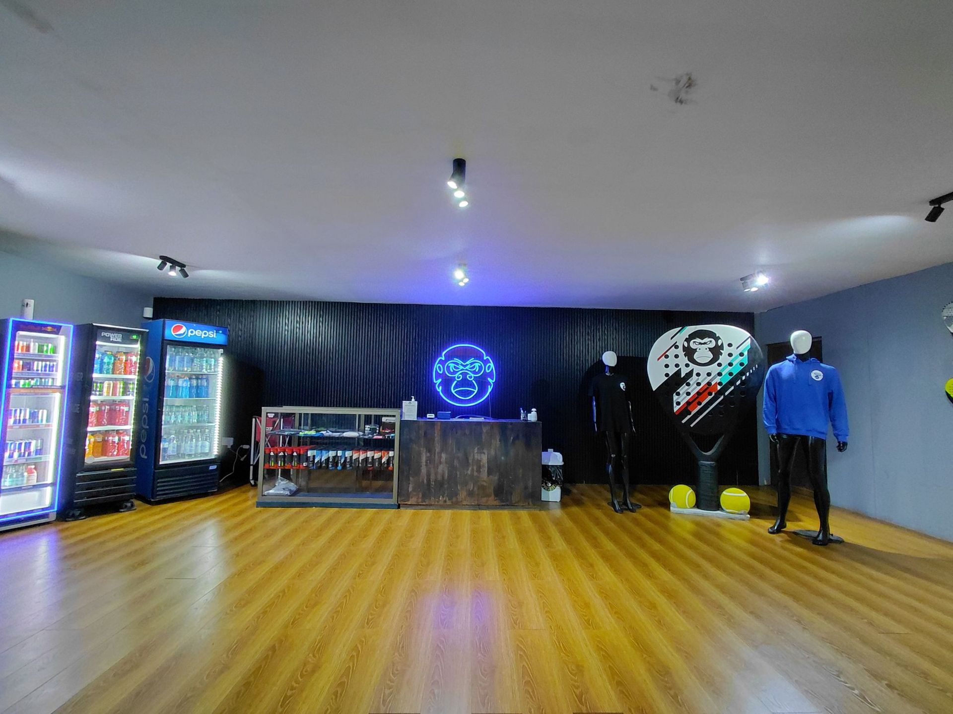 Recepción y tienda del club