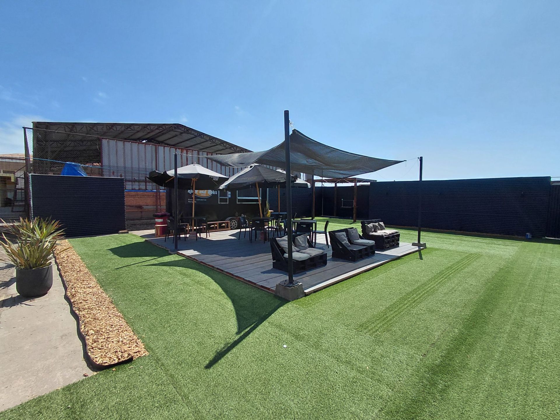 Terraza con quitasoles y sillones